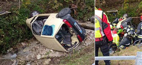 Auto esce di strada e vola dentro il torrente ribaltandosi: estratta .